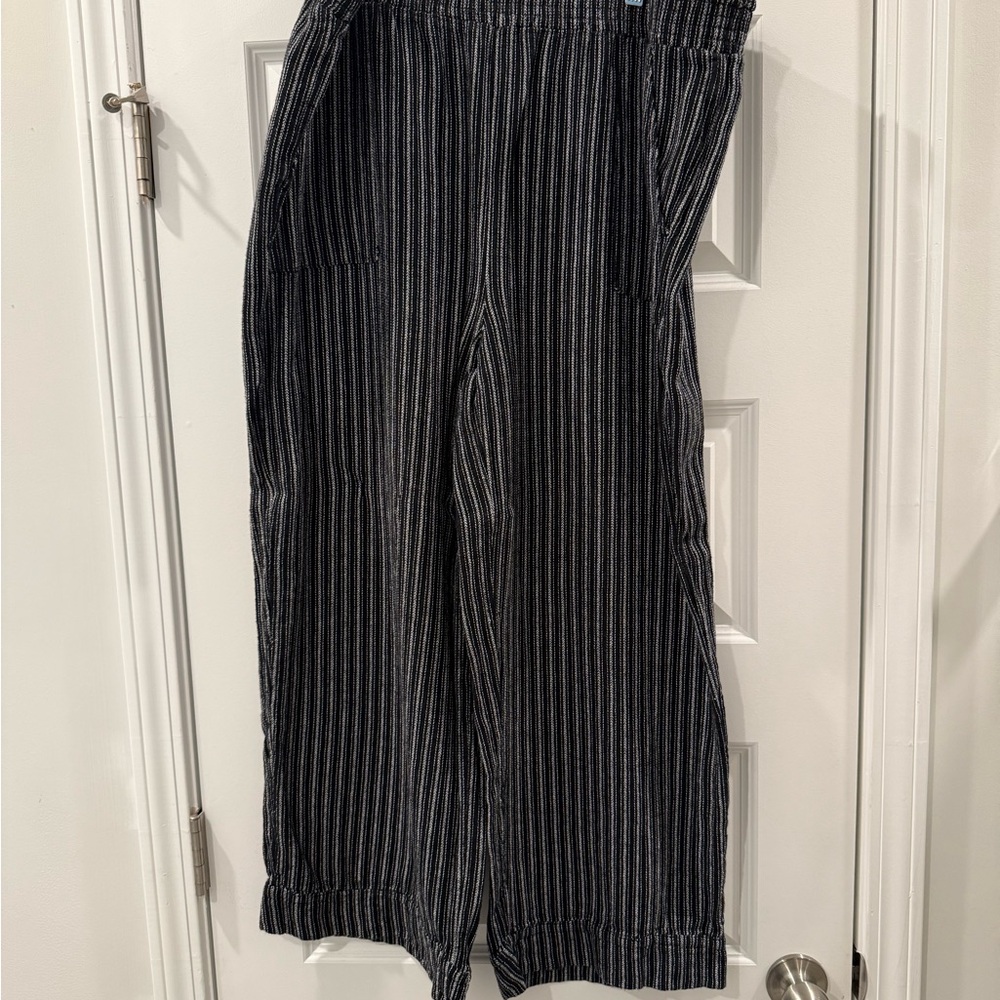 Time and Tru Black and White Patterned Pants